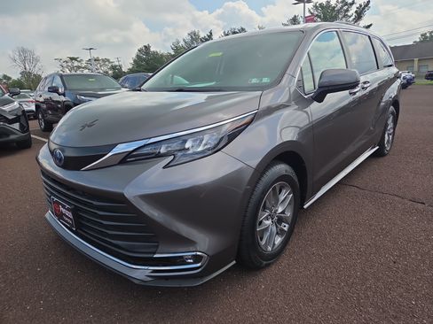 Certified 2024 Toyota Sienna XLE w/ XLE Plus Package AWD/4WD image 7