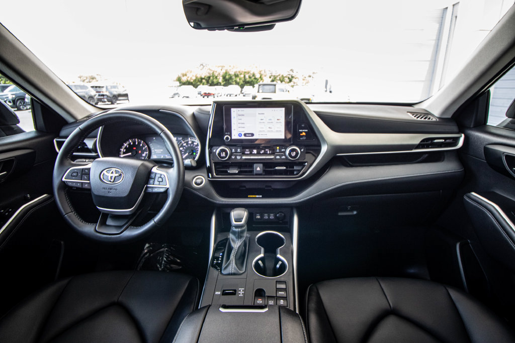 Used 2024 Toyota Highlander XLE FWD image 31