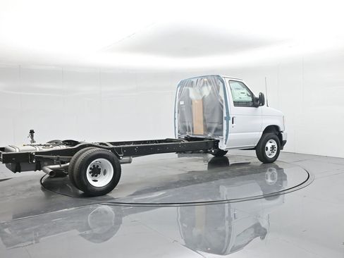 New 2026 Ford E-450 and Econoline 450 Super Duty w/ Power Equipment Group image 18