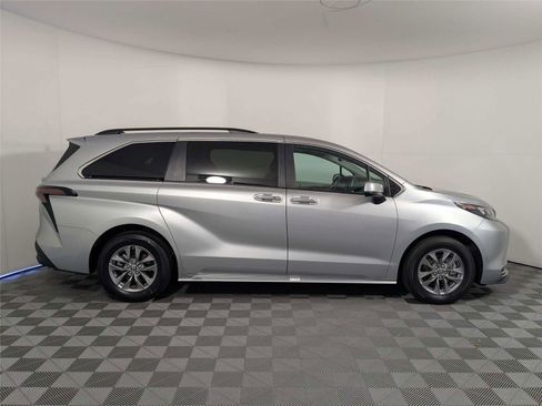 Used 2024 Toyota Sienna XLE FWD image 4