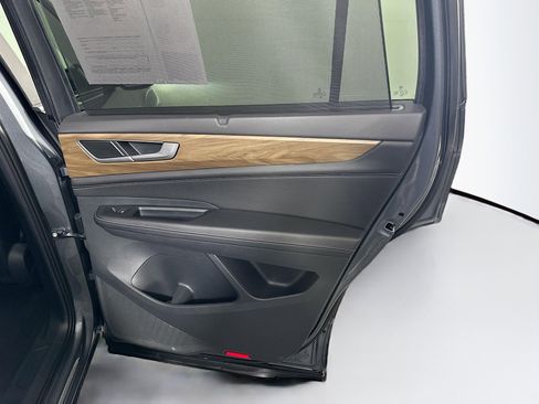 Used 2025 Volkswagen Atlas SE image 32