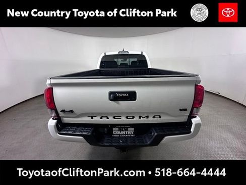Used 2021 Toyota Tacoma SR5 AWD/4WD image 4