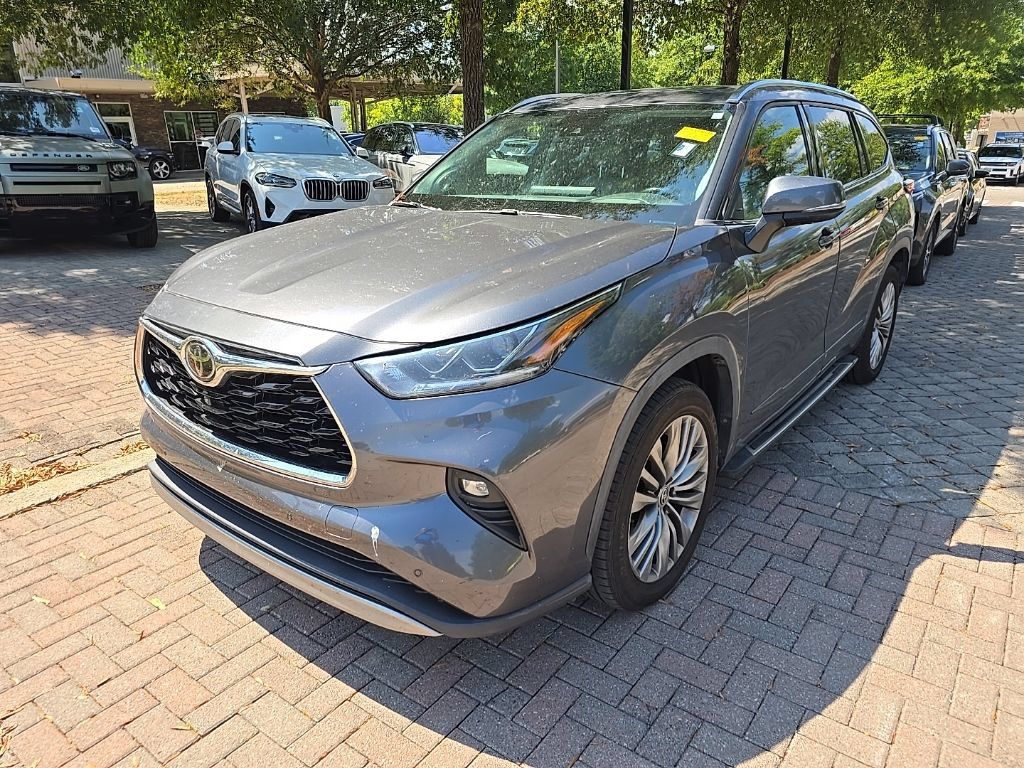 Used 2021 Toyota Highlander Platinum AWD/4WD image 2