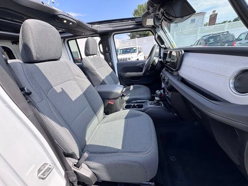 Used 2025 Jeep Wrangler Unlimited Sahara w/ Safety Group AWD/4WD image 18