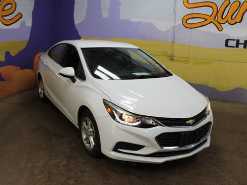 Used 2018 Chevrolet Cruze LT w/ LT Convenience Package FWD image 2