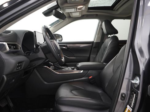 Used 2024 Toyota Highlander Limited AWD/4WD image 28