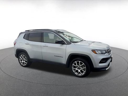 Used 2025 Jeep Compass Limited AWD/4WD image 2