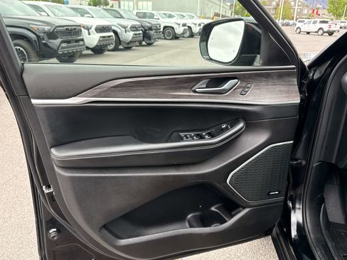 Used 2021 Jeep Grand Cherokee L Limited AWD/4WD image 12