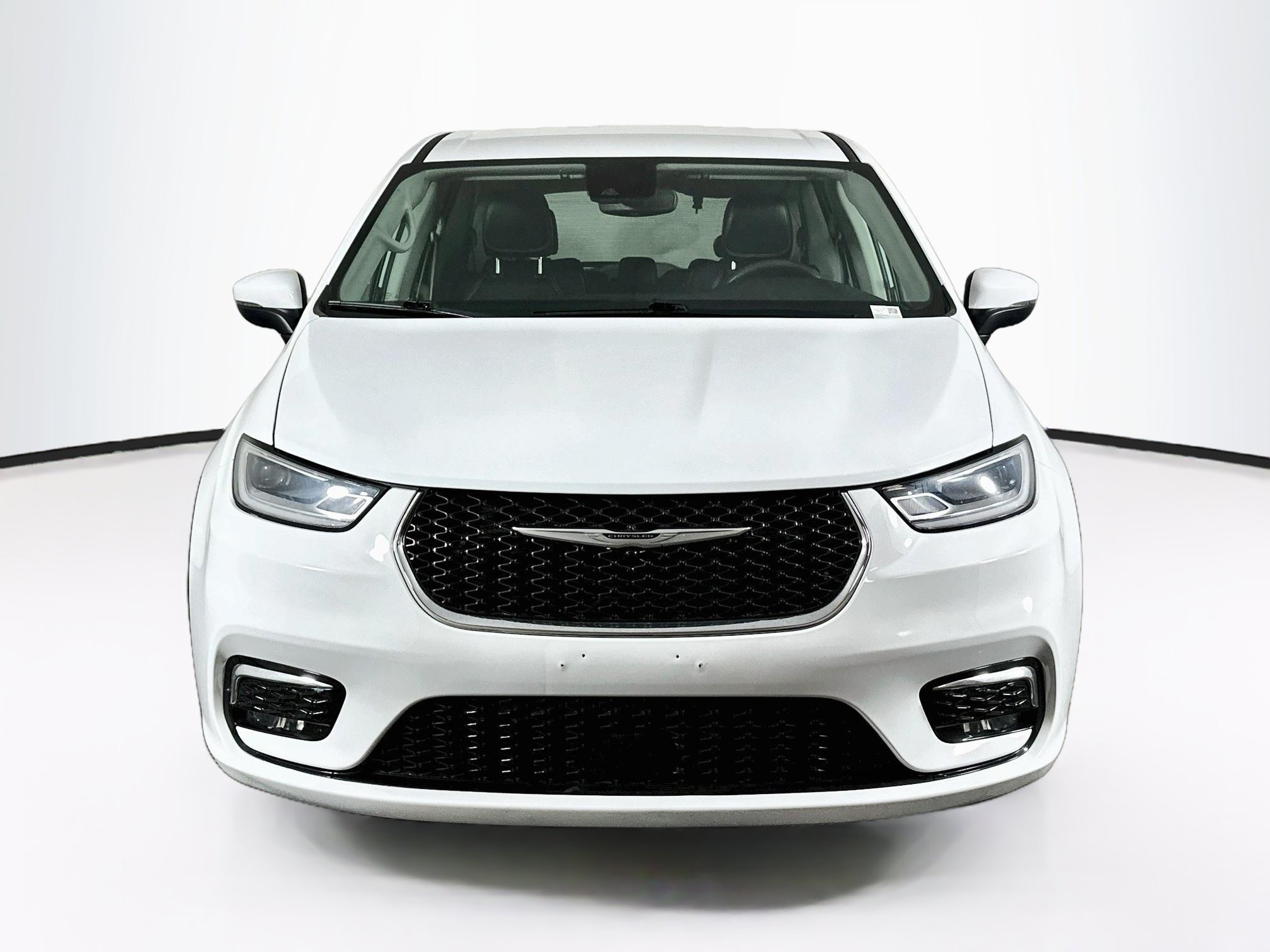Used 2023 Chrysler Pacifica Touring-L FWD image 2