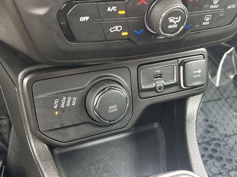 Certified 2022 Jeep Renegade Latitude w/ Convenience Group AWD/4WD image 24