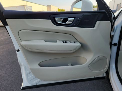 Used 2019 Volvo XC60 T5 Momentum w/ Multimedia Package image 8