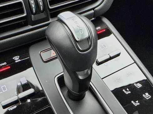 Certified 2025 Porsche Macan AWD/4WD image 21