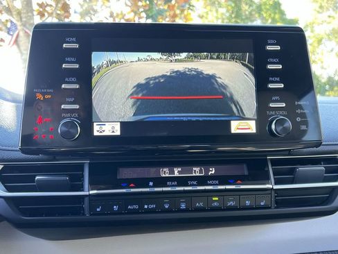 Used 2024 Toyota Sienna Limited image 17