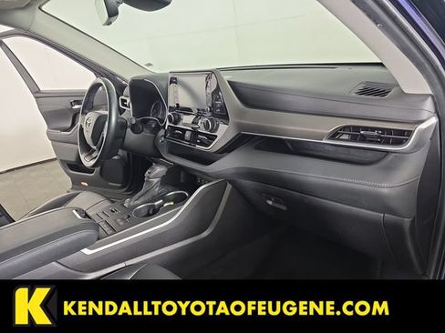 Used 2022 Toyota Highlander XLE AWD/4WD image 29