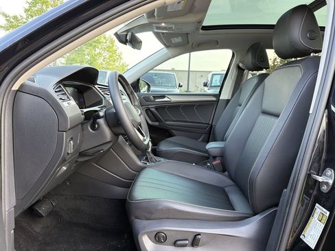Used 2023 Volkswagen Tiguan SE w/ Panoramic Sunroof Package FWD image 11