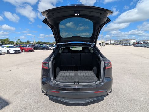 Used 2024 Tesla Model Y 2WD image 30