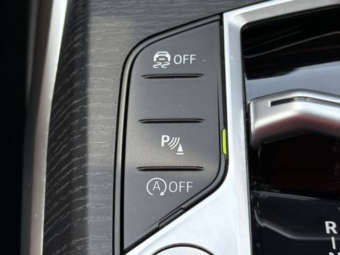 Used 2025 BMW 330i Sedan w/ Convenience Package RWD image 11
