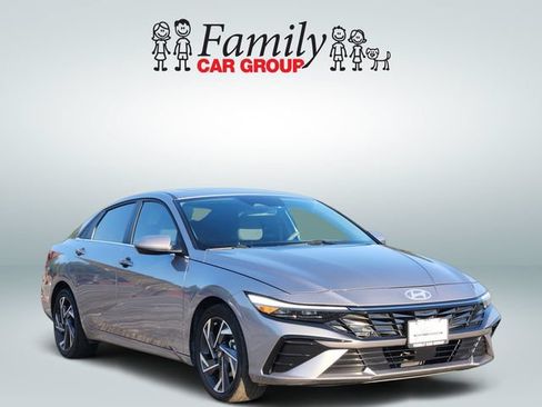 Used 2025 Hyundai Elantra SEL FWD image 2