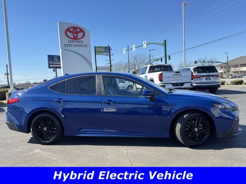 Used 2025 Toyota Camry SE w/ Convenience Package image 2