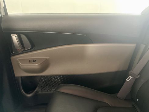 Used 2025 Kia Carnival FWD image 32