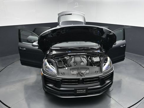 Certified 2025 Porsche Macan AWD/4WD image 32