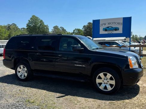 Used 2011 GMC Yukon XL SLT w/ SLT-2 Equipment Package AWD/4WD image 1