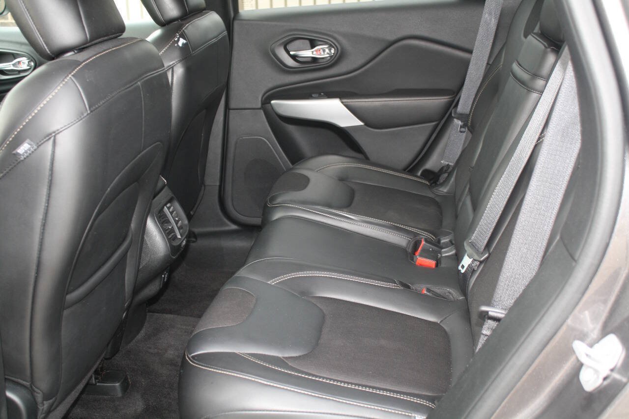 Used 2018 Jeep Cherokee Latitude Plus AWD/4WD image 7