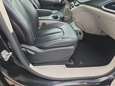 Used 2023 Chrysler Pacifica Touring-L FWD image 70