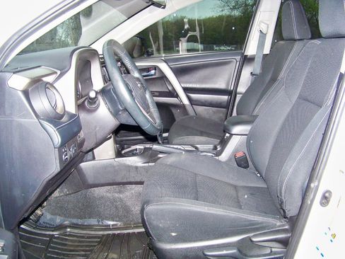 Used 2018 Toyota RAV4 XLE AWD/4WD image 29