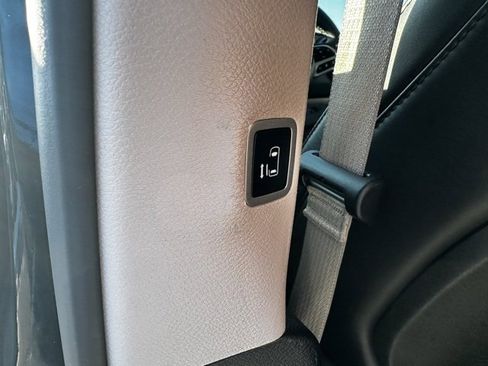 Used 2023 Chrysler Pacifica Touring-L image 22