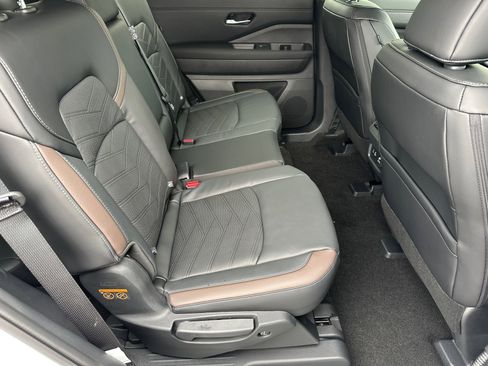 New 2025 Nissan Pathfinder Platinum image 16