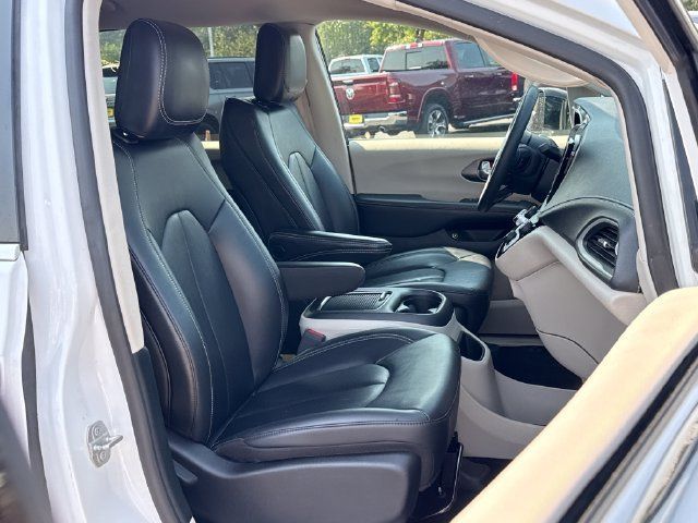 Used 2024 Chrysler Pacifica Limited FWD image 25