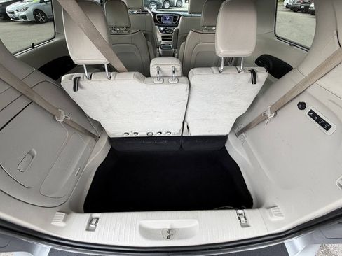 Used 2020 Chrysler Pacifica Limited FWD image 10