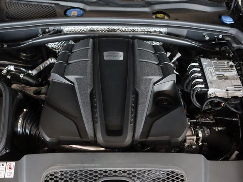 Certified 2024 Porsche Macan S AWD/4WD image 26