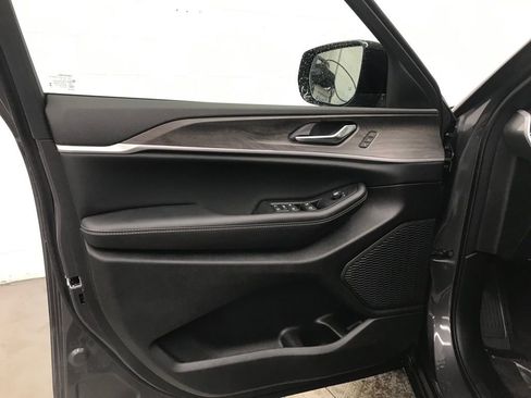 New 2025 Jeep Grand Cherokee Limited image 9