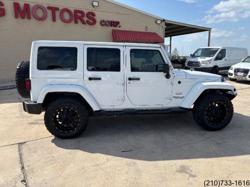 Used 2016 Jeep Wrangler Unlimited Sahara w/ Connectivity Group AWD/4WD image 8
