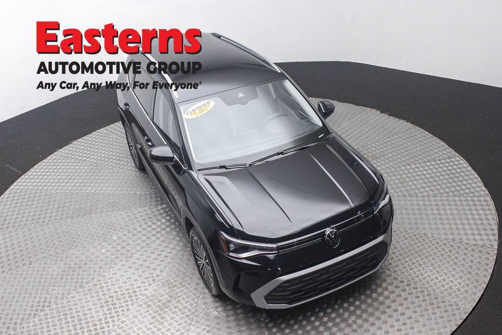 Used 2025 Volkswagen Taos SE FWD image 3