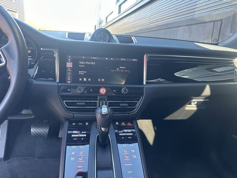 Certified 2025 Porsche Macan image 22