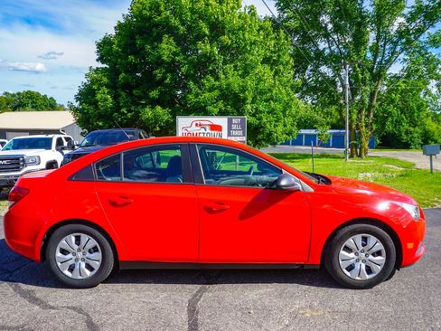 Used 2014 Chevrolet Cruze LS FWD image 2
