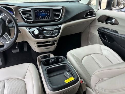 Used 2021 Chrysler Voyager Lxi image 23