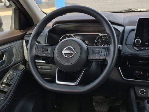 Used 2022 Nissan Rogue SV image 34