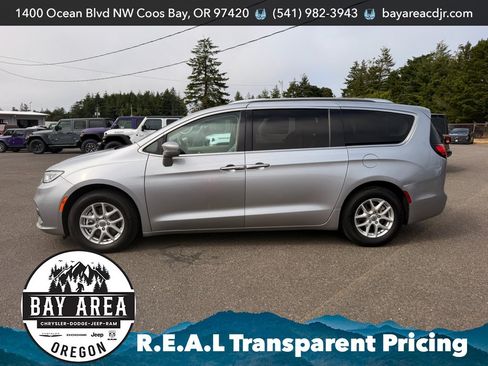 Used 2021 Chrysler Pacifica Touring-L FWD image 10