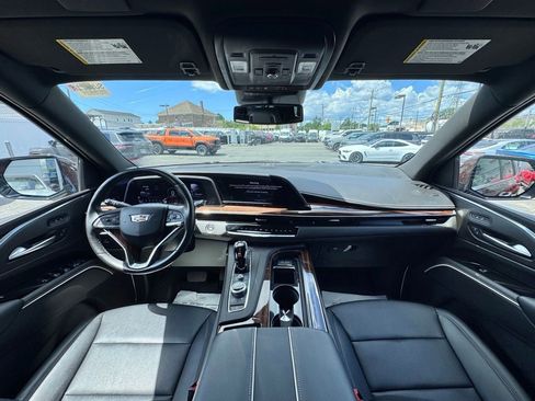 Used 2022 Cadillac Escalade Luxury AWD/4WD image 10
