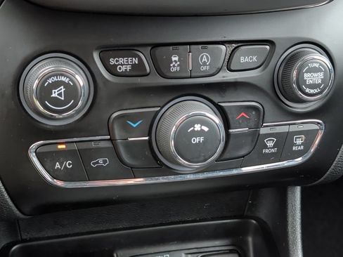 Used 2018 Jeep Cherokee Latitude Plus w/ Cold Weather Group AWD/4WD image 23