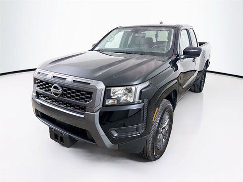 Used 2025 Nissan Frontier SV image 3
