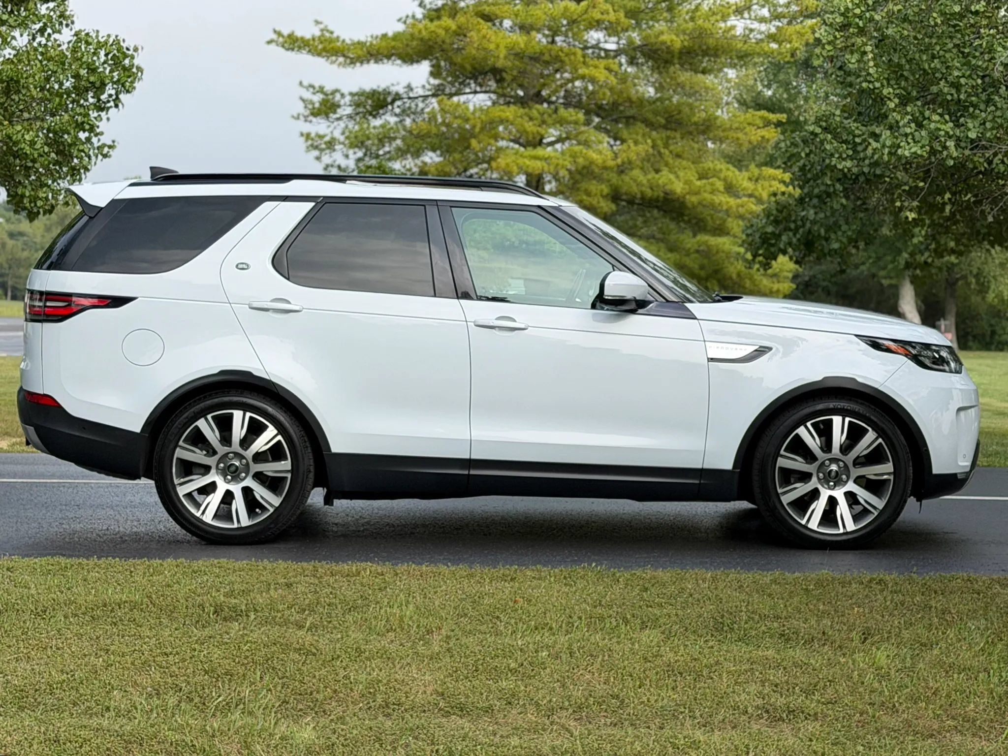 Used 2017 Land Rover Discovery HSE AWD/4WD image 4
