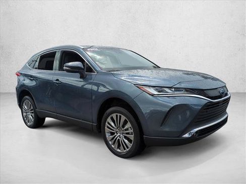 Certified 2024 Toyota Venza XLE AWD/4WD image 3