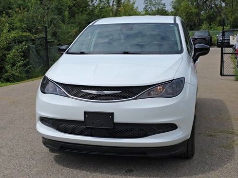 Used 2024 Chrysler Voyager LX image 7