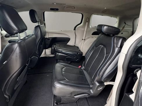 Used 2021 Chrysler Pacifica Touring-L FWD image 19