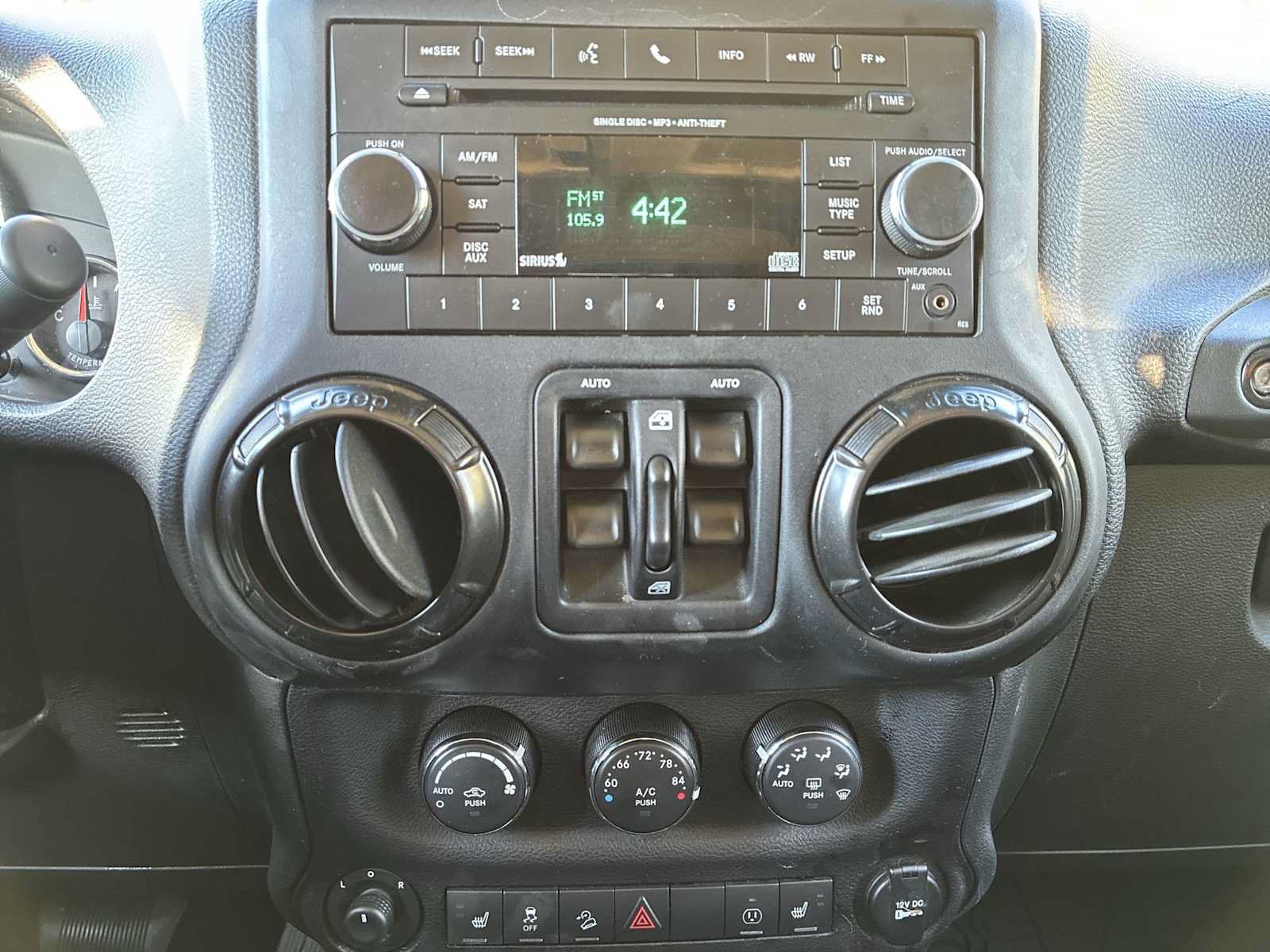 Used 2018 Jeep Wrangler Unlimited Rubicon AWD/4WD image 12